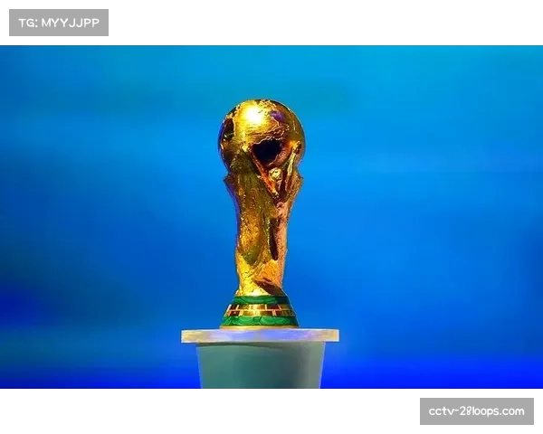 盲人球迷触摸3D打印的世界杯奖杯模型，感受足球魅力